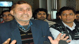 Mohammad Gafoor Dar interacting with media persons at Jammu on Sunday.—Excelsior/Rakesh