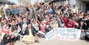 Doda migrants staging protest demonstration against Govt in Jammu on Saturday. -Excelsior/ Rakesh