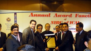 Arun Jaitley presenting award to J&K branch of ICAI at New Delhi on Saturday.