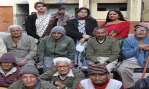 President IAS Wives Association Kaneez Fatima and others posing for  photograph.