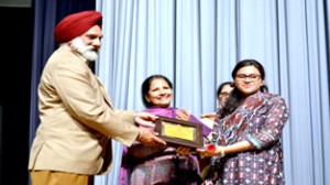 VC JU MPS Ishar distributing certificates to the participants.