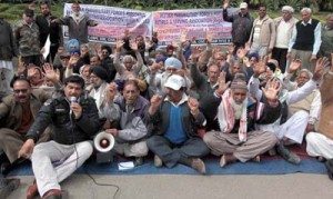 Members of Central Para Military Force Welfare Association raising slogans in support of demands during a meeting at Jammu on Wednesday.  —Excelsior/Rakesh
