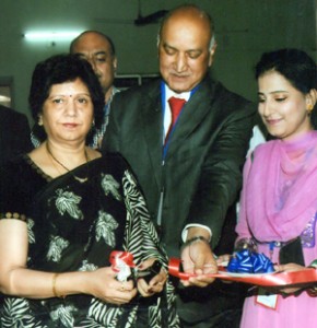 GMC Principal Dr Shashi Gupta and HoD ENT Dr Sunil Kotwal inaugurating live surgical workshop in SMGS Hospital.