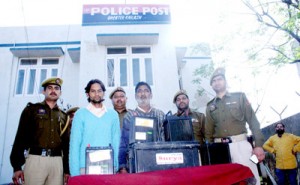 Thieves in the custody of Greater Kailash Police.