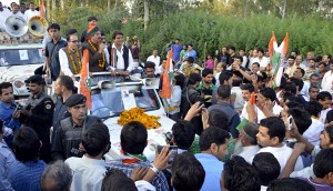 Cong leaders Ghulam Nabi Azad, Raj Babbar and Prof Saif-ud-Din Soz holding a Road Show in Kathua on Monday.—Excelsior/Magotra
