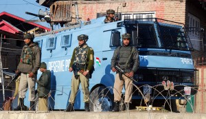 Security personnel sealed the road leading to Ahmad Nagar, in the outskirts of Srinagar on Monday during gun battle with the militants. (UNI)