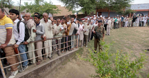 People in border village of Ladwal in Hiranagar sector turned up in large number to cast votes on Thursday. —Excelsior/Rakesh