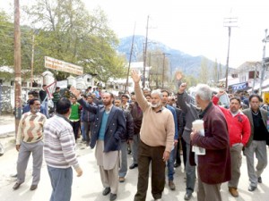 Employees protesting at Kishtwar on Monday.  -Excelsior/Tilak Raj