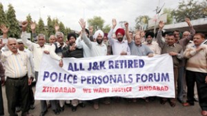 Retired police personnel raising slogans in support of their demands, during protest outside Press Club, Jammu on Saturday. -Excelsior/Rakesh