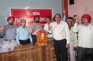 Dignitaries paying tributes to Atamjeet Singh on his 6th death anniversary at Jammu on Monday.    —Excelsior/Rakesh