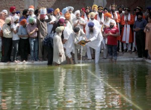 ‘Mukh Kar Sevak’ and other high priests adding holy water from 7 top Sikh religious places to newly constructed ‘Sarovar’ at Chand Nagar Gurdwara in Jammu on Monday.  -Excelsior/ Rakesh