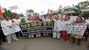 PoJK Refugee Front members protesting at Jammu on Sunday.  -Excelsior/Rakesh