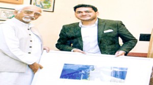 Babar Afzal presenting a painting to Vice President of India Hamid Ansari during a meeting at New Delhi.