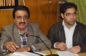 Kashmir Hotels and Restaurant Association (KHARA) president M. Showkat Chowdhary  addressing a press conference in Srinagar on Thursday. Excelsior/Amin War