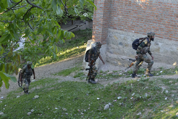 Army soldiers conducting search operation at Mawver area of Handwara on Frday. -Excelsior/Aabid Nabi