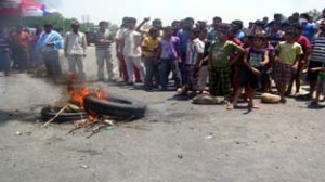 People protesting against power failure at Samba.  -Excelsior/Gautam