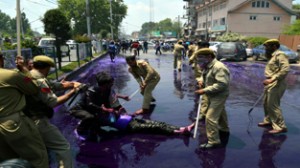 Police baton charging protesting PHE daily wagers in Srinagar on Monday. —Excelsior/Amin War