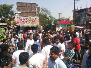 Shopkeepers and people blocking Jammu-Pathankote National Highway to lodge protest against Bar Association at Jammu on Wednesday.
