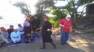 Artist of ‘Ek Sath Rang Mandal’ performing ‘Nukkud’ for public awareness at Janipur in Jammu. 