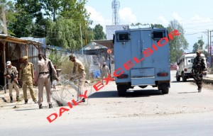 Policeman removing razor wire after curfew was relaxed in sopore . PHOTO BY AABID NABI
