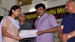 Minister of State for Science & Technology presenting award.