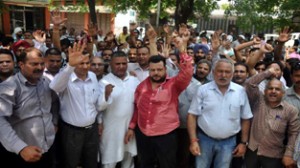 Govt employees staging protest demonstration near Press Club in Jammu on Tuesday. —Excelsior/Rakesh