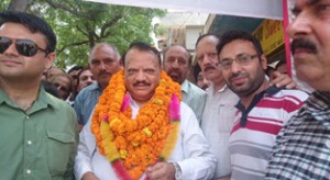 Radhay Sham Sharma, Vice Chairman, J&K State Advisory Board for Development of Kissans and others during the Kissan Mela.