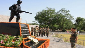 GOC, White Knight Corps, Lieutenant General KH Singh paying tributes to martyr at Jammu on Sunday.