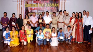 Winners of Choona Hai Aasman Season-4 posing for a group photograph.  