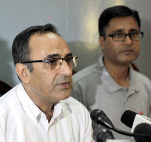 AIKS general secretary Dr Ramesh Raina talking to reporters at Jammu on Sunday. —Excelsior/Rakesh