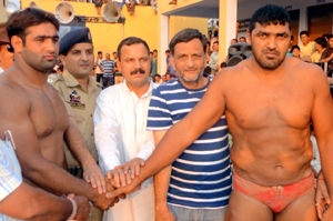 Wrestlers posing alongwith the dignitaries after the main bout.