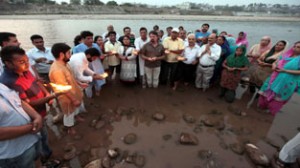 Volunteers of Tawi Andolan performing Puja at bank of river Tawi on Sunday.  -Excelsior/Rakesh