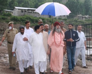Swami Vishavatmanand reviewing Budha Amarnath Yatra arrangements at Poonch on Thursday. —Excelsior/Harbhajan