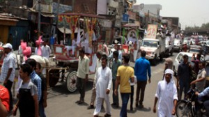 Devotees taking out Shoba Yatra in Jammu on the occassion of Kabir Jayanti on Friday. —Excelsior/Rakesh
