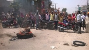 People protesting at Vijaypur on Friday. —Excelsior/Gautam