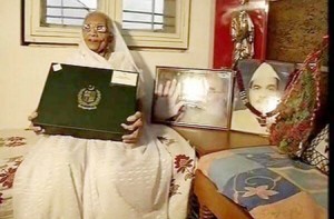 Prime Minister Narendra Modi’s mother Hiraba with a ‘Saree’ gifted to her by Pakistan Prime Minister Nawaz Sharif.