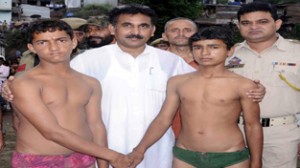 Minister of State for Fisheries, Cooperatives, Finance and Planning, Dr Manohar Lal Sharma felicitating wrestlers in Kathua.