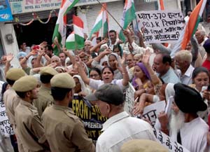 PoJK refugees protesting in front of Press Club on Friday. -Excelsior/Rakesh