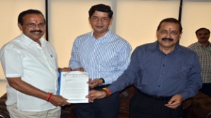 Aseem Gupta submitting memorandum to Sadananda Gowda and Dr Jitendra Singh at Katra on Thursday.