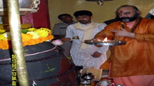 Mahant Deependra Giri performing Pooja at historical Shankaracharya temple at Srinagar after taking holy mace to the temple. 