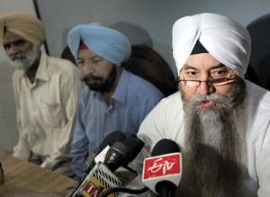 Sant Baba Swarnjit Singh interacting with media persons at Jammu on Tuesday. -Excelsior/ Rakesh