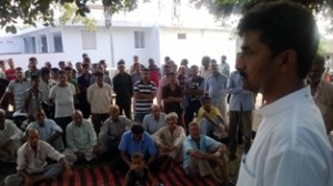 PCC leader, Arun Kumar Sharma addressing a gathering at Rajinder Pura in Vijaypur.