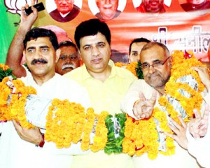 Sunil Sethi posing with Avinash Rai Khanna and Jugal Kishore Sharma while joining BJP at Jammu on Sunday. -Excelsior/ Rakesh