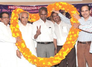 Members of All India Confederation of SC/ST/OBC Organisations garlanding Dr Udit Raj.-Excelsior/Rakesh