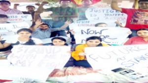 Dental surgeons sitting on chain hunger strike at Jammu.