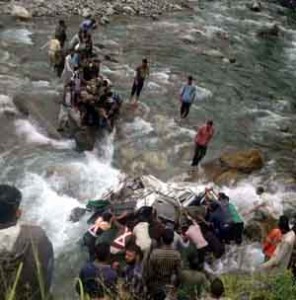 People retrieving bodies of accident victims from gorge at Nachlana, Banihal on Thursday. -Excelsior/Parvez