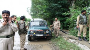 BSF jawans cordon off the area of attack on their colleagues at Awantipora on Saturday.                   —Excelsior/Aabid Nabi