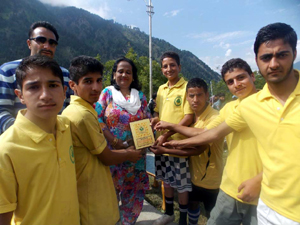 Winners of Rugby 7’s Championship posing alongwith officials at Pahalgam in Anantnag.