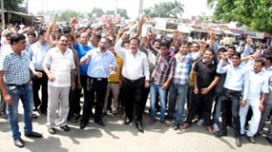 Shopkeepers protesting against PDD at Apsra Road, Gandhi Nagar in Jammu on Wednesday.        -Excelsior/Rakesh
