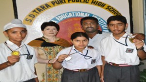 Speedball players of SD Tara Puri High School posing alongwith Principal and coach.